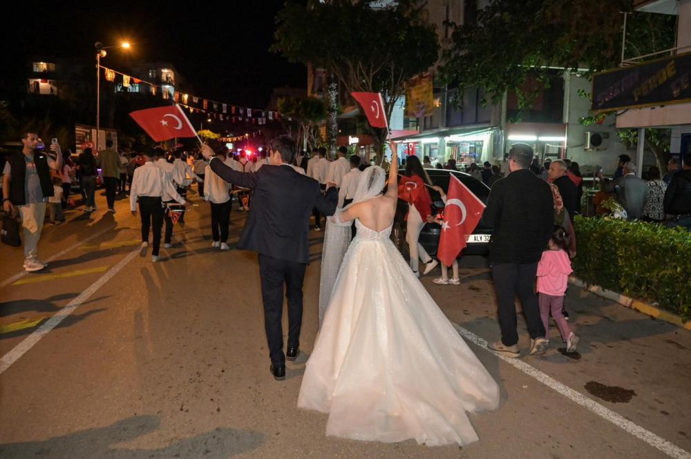 Cumhuriyet Yuruyusu Nikahla Bitti Gelin Ve Damat Gecenin Simgesi Oldu (5)
