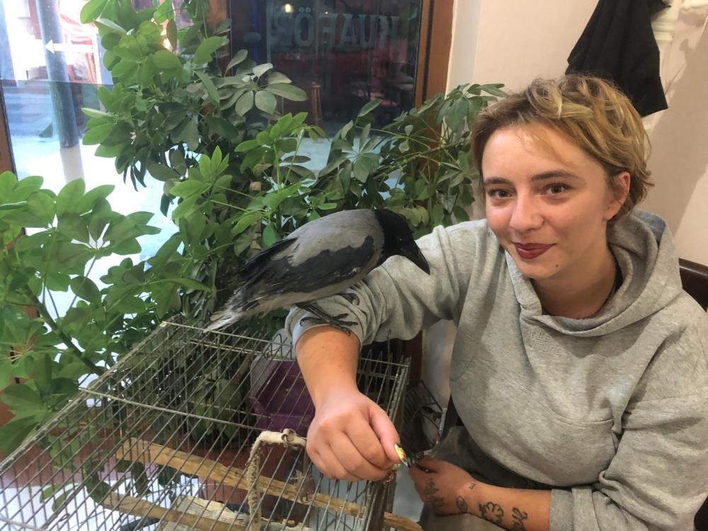 Datcanin Maskotu Karga Rifki Gunduzleri Kahvede Geceleri Kuaforde (1)-1