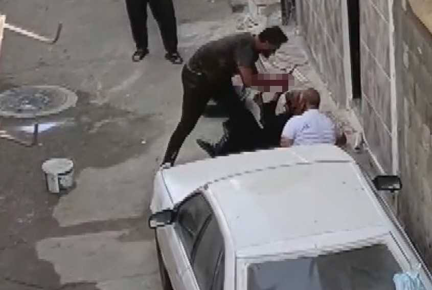 Dehşet Verici Anlar Kamerada Kardeşini Defalarca Bıçakladı, “Deli Değilim” Dedi (6)