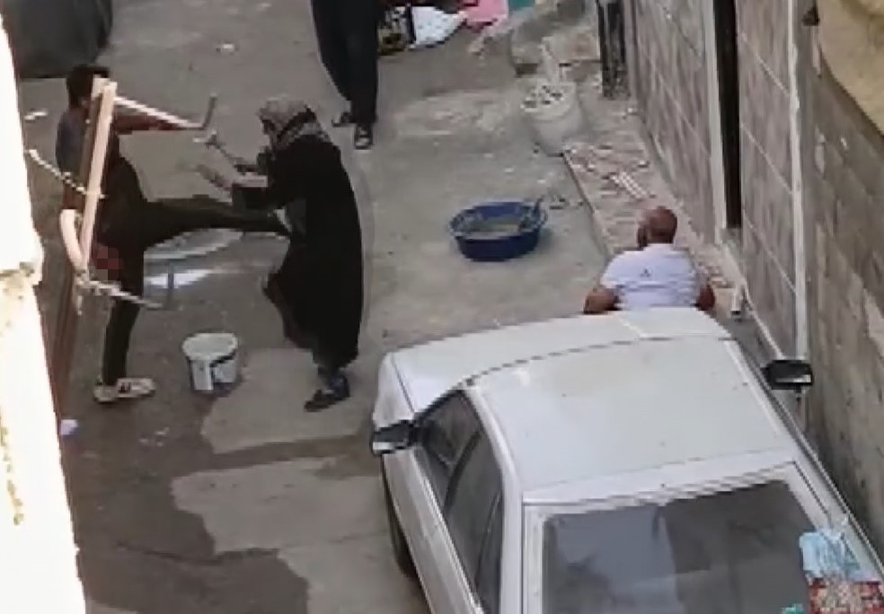 Dehşet Verici Anlar Kamerada Kardeşini Defalarca Bıçakladı, “Deli Değilim” Dedi (8)