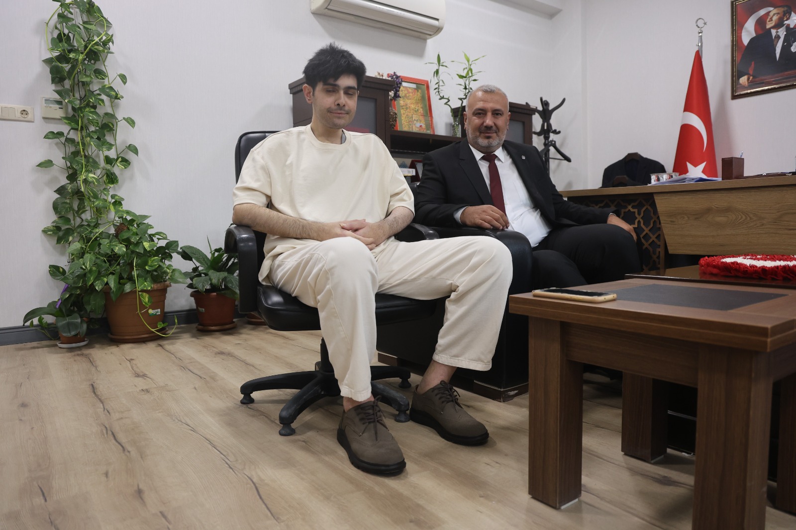 Deprem Mağduru Genç, 3 Yıl Sonra Hayata Ilk Adımı Attı! Hamam, Tıraş Ve Ilk Dışarı Çıkış… İşte Barış’ın Yeni Hali (3)