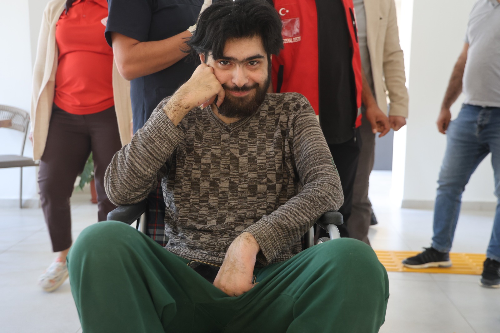 Deprem Mağduru Genç, 3 Yıl Sonra Hayata Ilk Adımı Attı! Hamam, Tıraş Ve Ilk Dışarı Çıkış… İşte Barış’ın Yeni Hali (5)