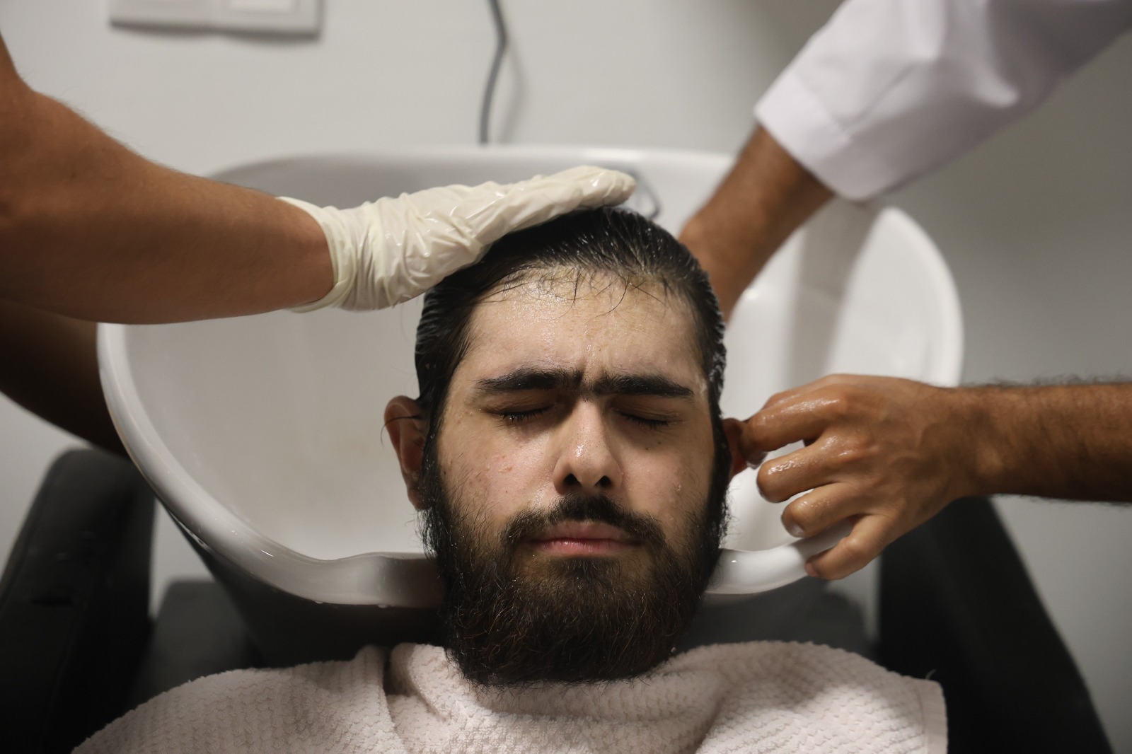 Deprem Mağduru Genç, 3 Yıl Sonra Hayata Ilk Adımı Attı! Hamam, Tıraş Ve Ilk Dışarı Çıkış… İşte Barış’ın Yeni Hali (7)