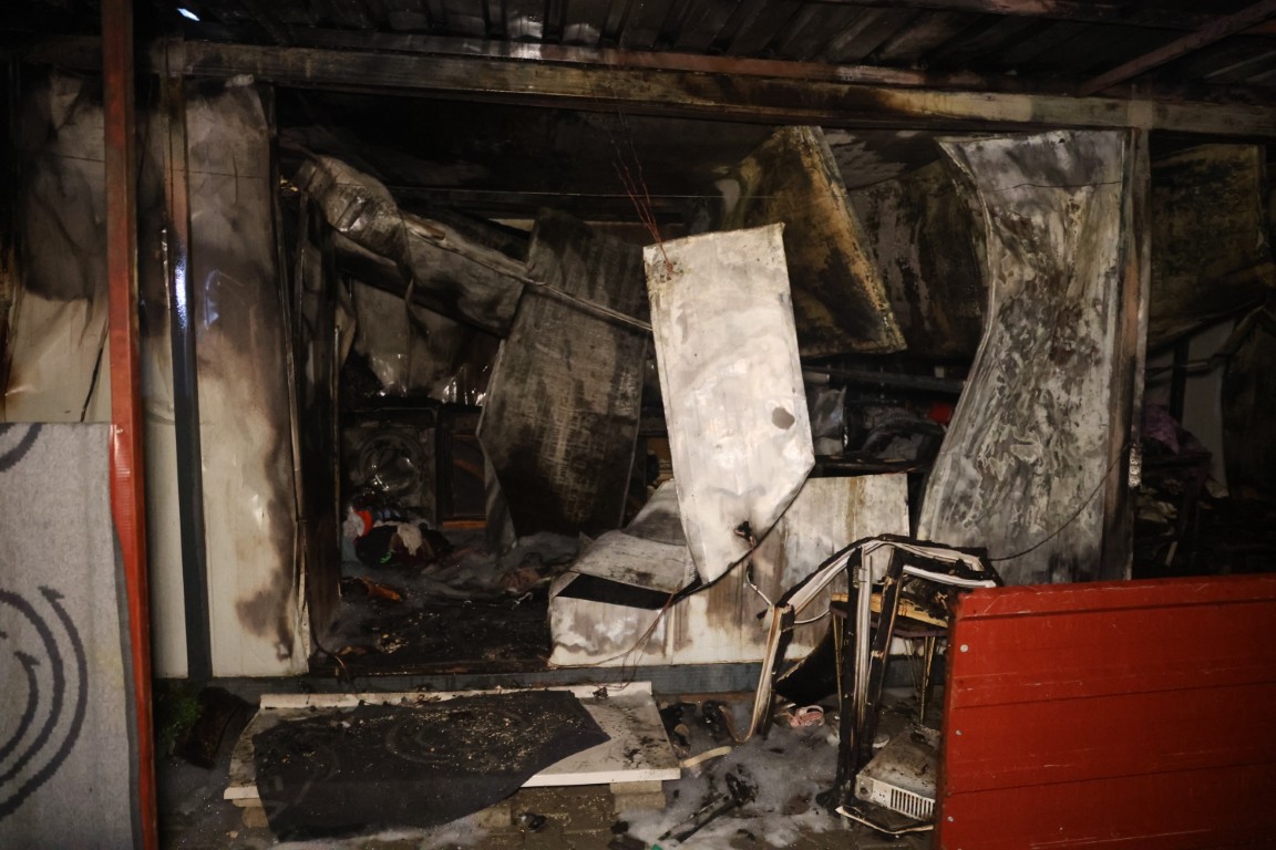 Depremi Atlattilar Yangina Yakalandilar Hatayda Ailenin Konteyneri Kule Dondu (2) (Orta)