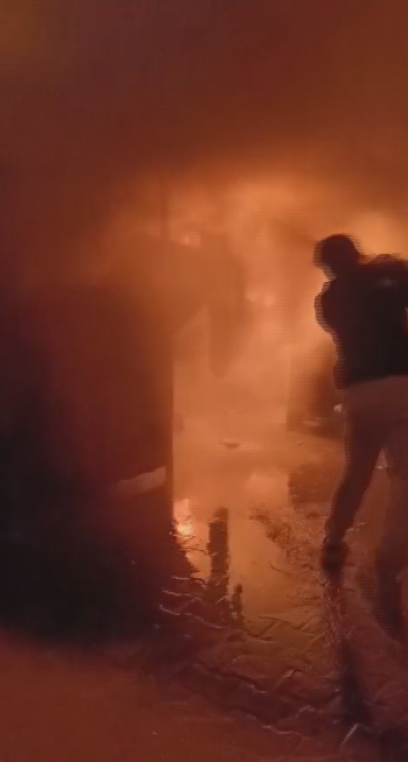 Depremi Atlattilar Yangina Yakalandilar Hatayda Ailenin Konteyneri Kule Dondu (3)