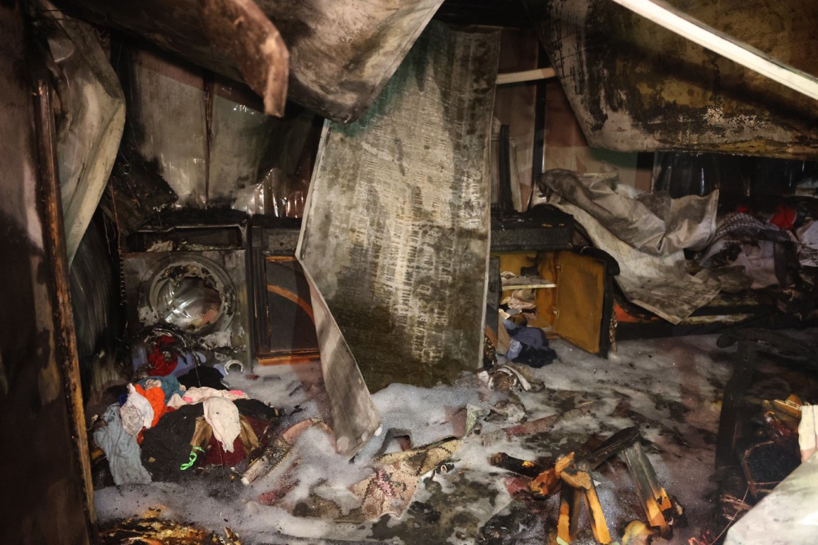 Depremi Atlattilar Yangina Yakalandilar Hatayda Ailenin Konteyneri Kule Dondu (4) (Orta)