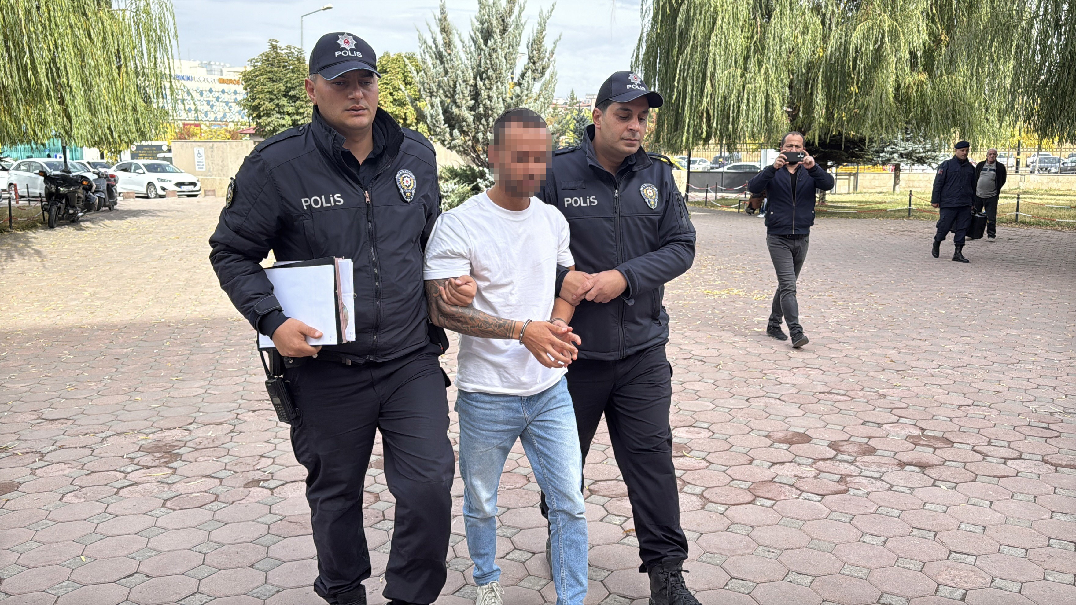 “Dilenci” Diyerek Şehit Babasını Darbetmeye Kalktı, Adliyede Gazetecilere “Şuradan Da Çekin” Dedi (2)