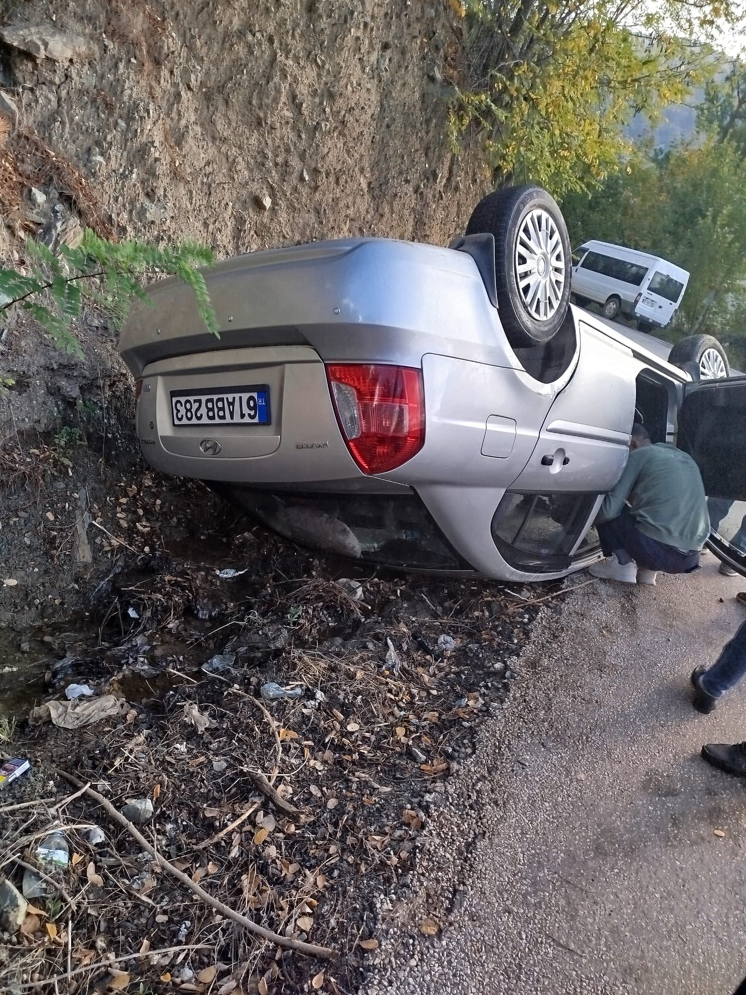 Direksiyon Hakimiyetini Kaybetti, Araç Şarampole Yuvarlandı 1’I Çocuk 6 Kişi Yaralandı (2)