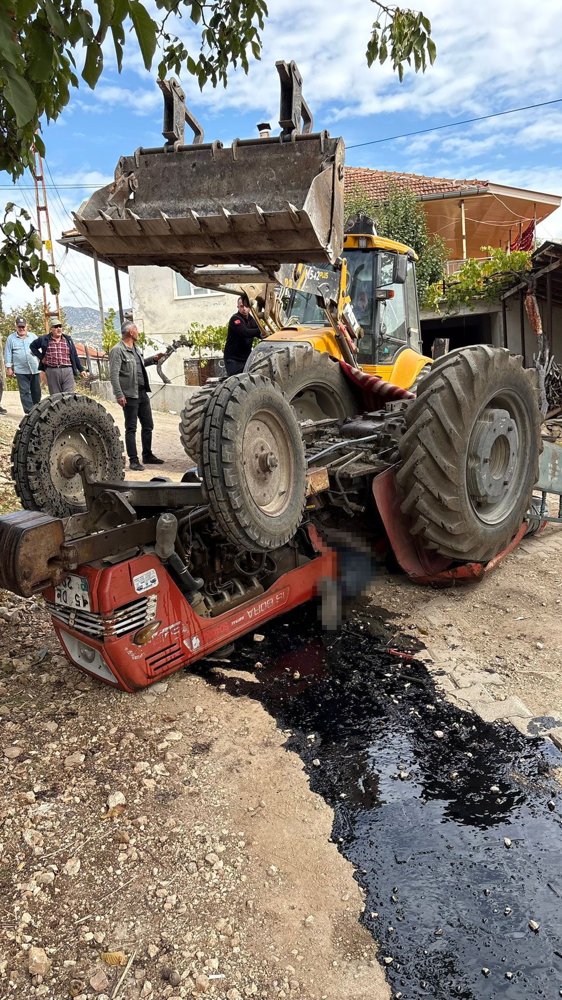 Direksiyon Hakimiyetini Kaybetti, Traktör Altında Can Verdi (2)