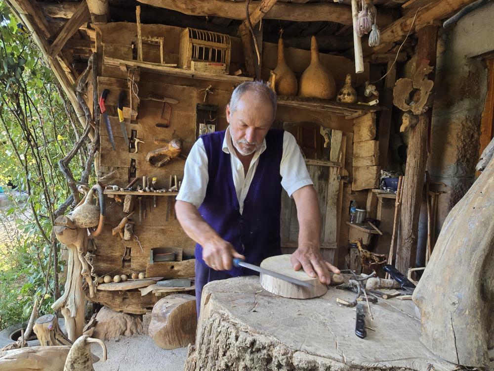 Emekli Oldu Agac Koklerine Hayat Verdi (2)