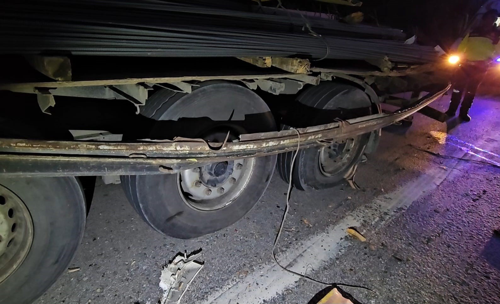 Emniyet Şeridinde Faciа Patlayan Lastiğini Değiştirirken Tırın Altında Kaldı (3)