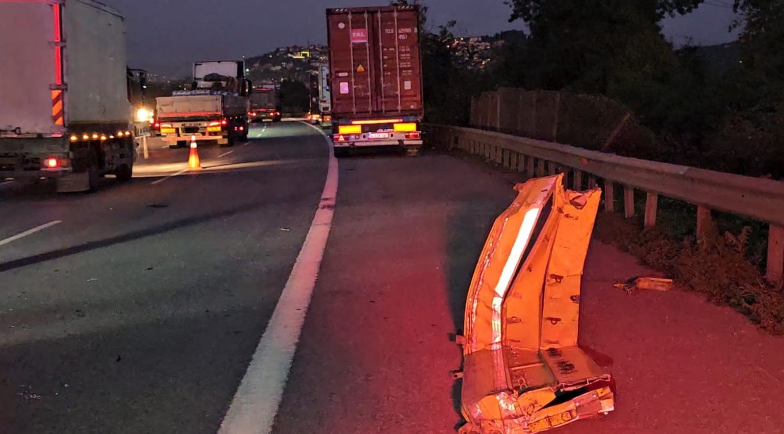 Emniyet Şeridinde Faciа Patlayan Lastiğini Değiştirirken Tırın Altında Kaldı (4)