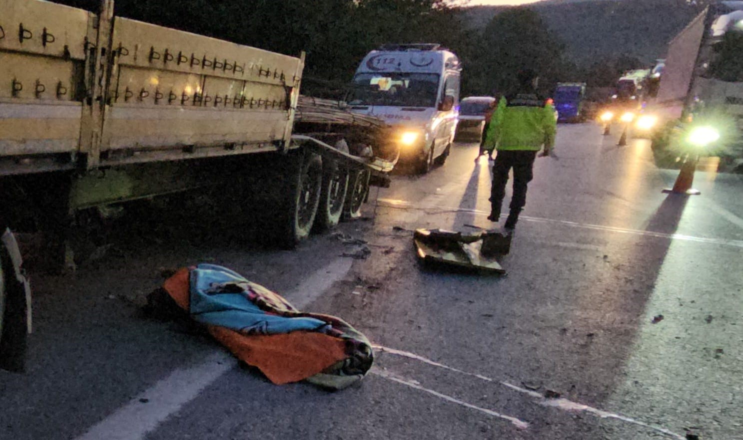 Emniyet Şeridinde Faciа Patlayan Lastiğini Değiştirirken Tırın Altında Kaldı (5)