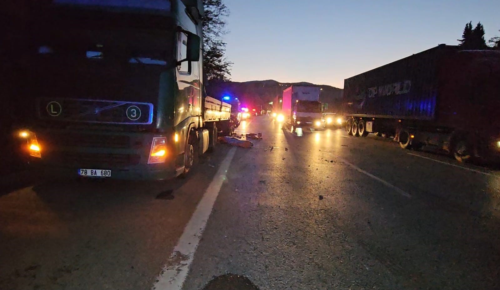 Emniyet Şeridinde Faciа Patlayan Lastiğini Değiştirirken Tırın Altında Kaldı (6)