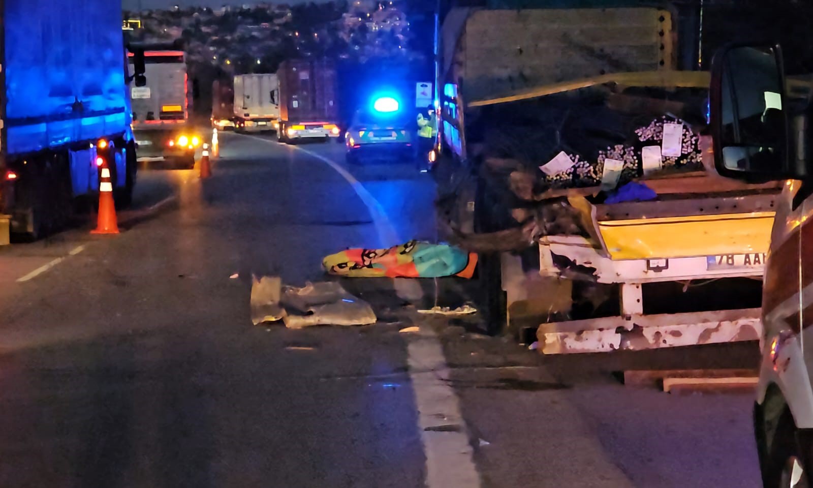 Emniyet Şeridinde Faciа Patlayan Lastiğini Değiştirirken Tırın Altında Kaldı (7)