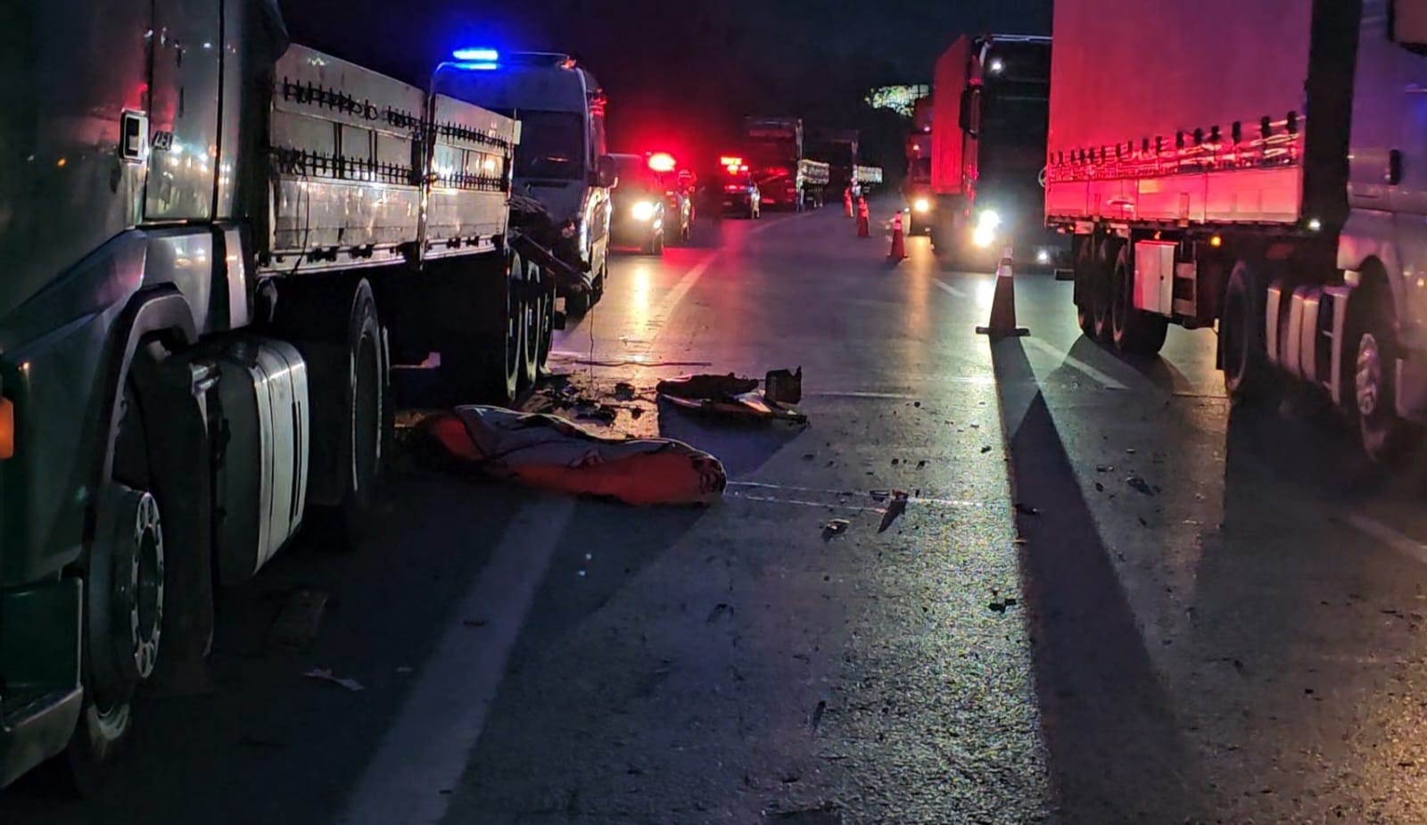 Emniyet Şeridinde Faciа Patlayan Lastiğini Değiştirirken Tırın Altında Kaldı (8)