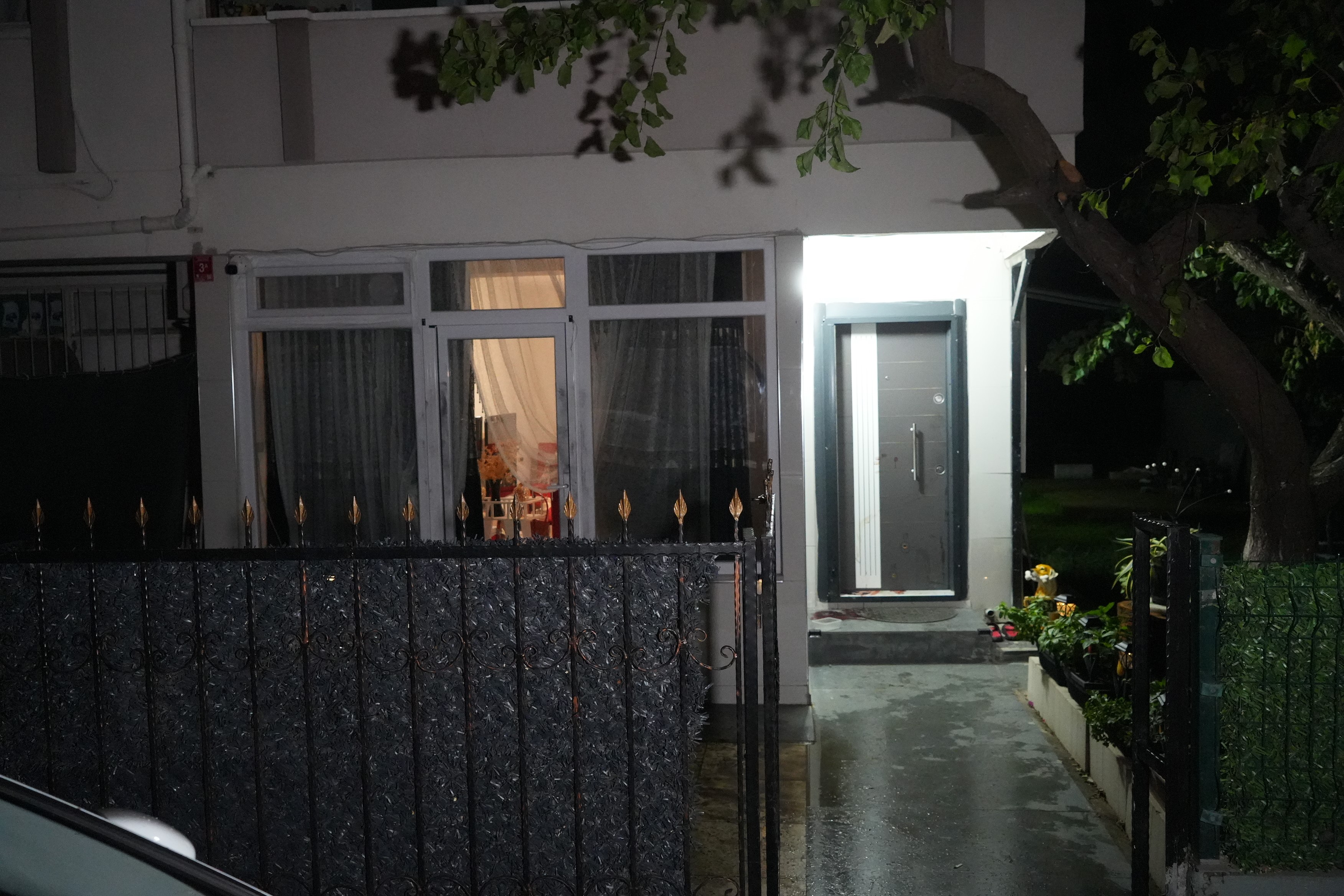 Evde Kanlı Cinayet! Silahla Öldürülmüş Erkek Cesedi Bulundu (4)