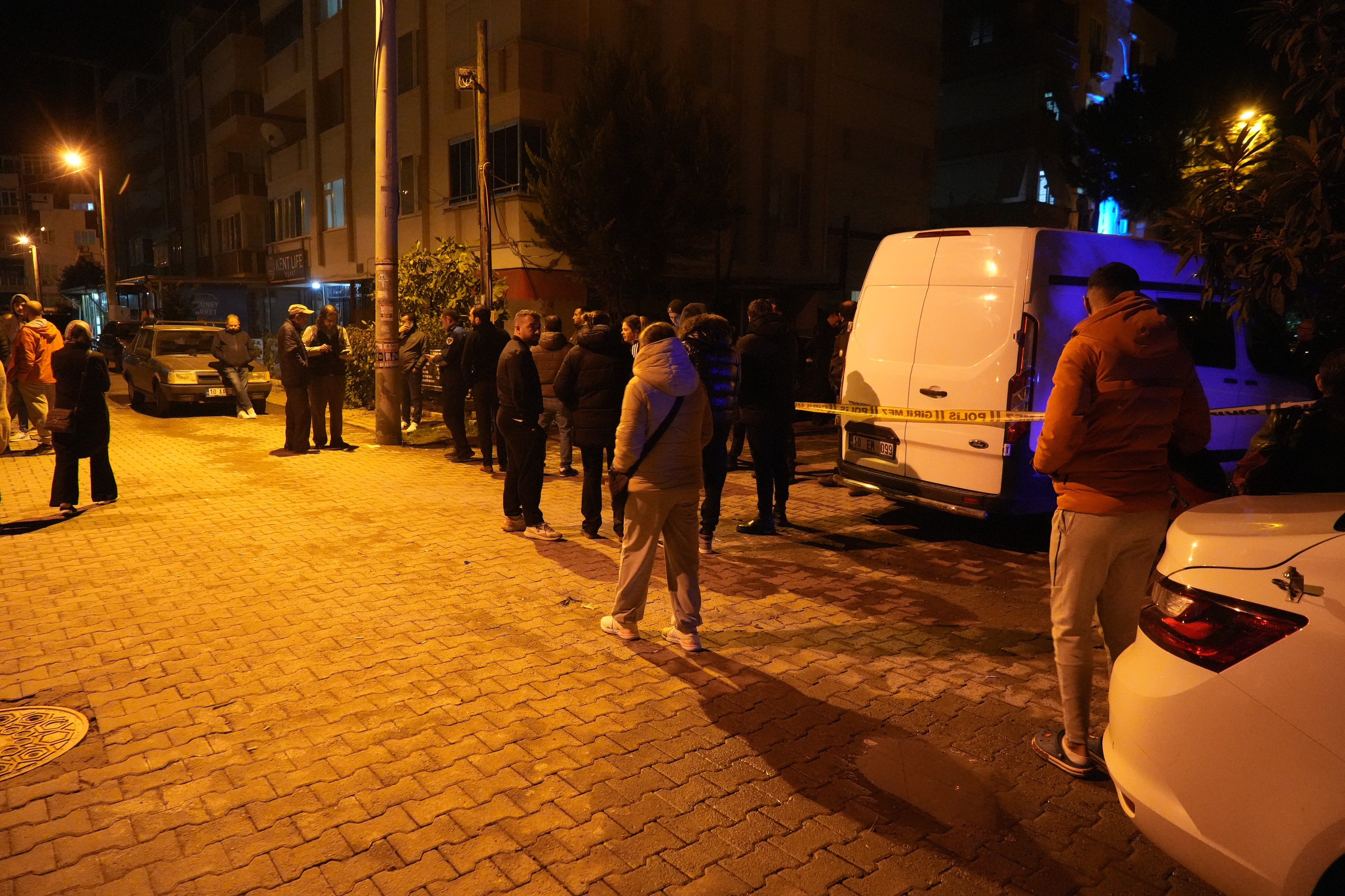 Evde Kanlı Cinayet! Silahla Öldürülmüş Erkek Cesedi Bulundu (5)