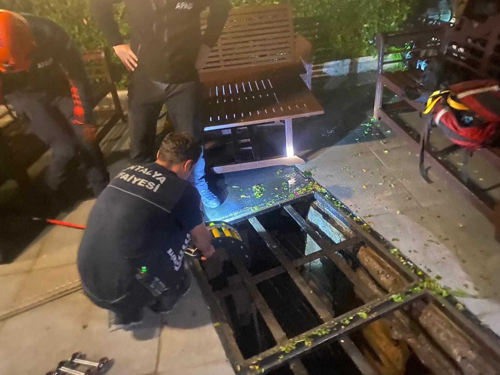 Falezlerde Korku Dolu Anlar Sığındıkları Mağarada Mahsur Kalan 2 Kişi Film Gibi Operasyonla Kurtarıldı (10)