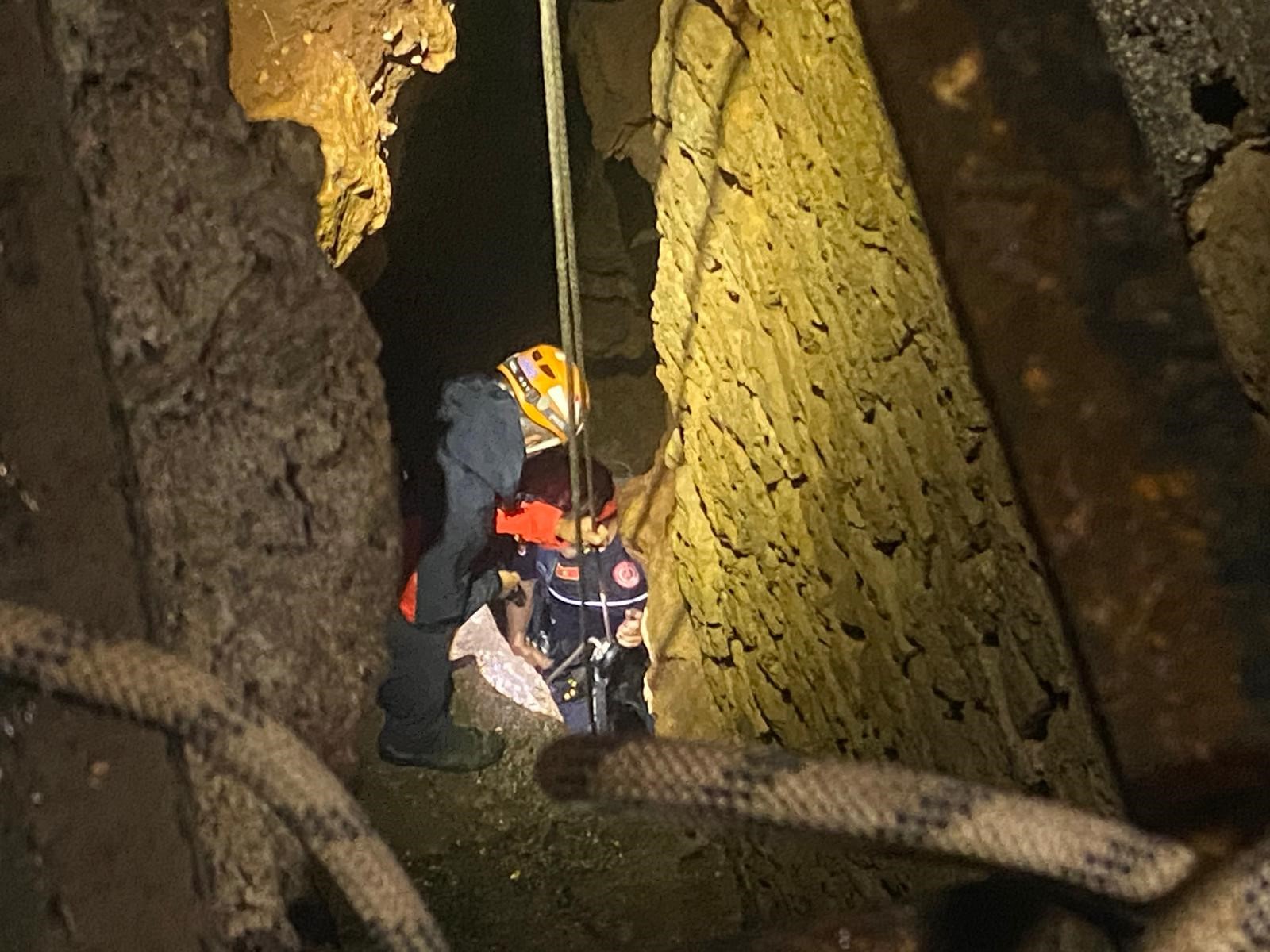 Falezlerde Korku Dolu Anlar Sığındıkları Mağarada Mahsur Kalan 2 Kişi Film Gibi Operasyonla Kurtarıldı (11)