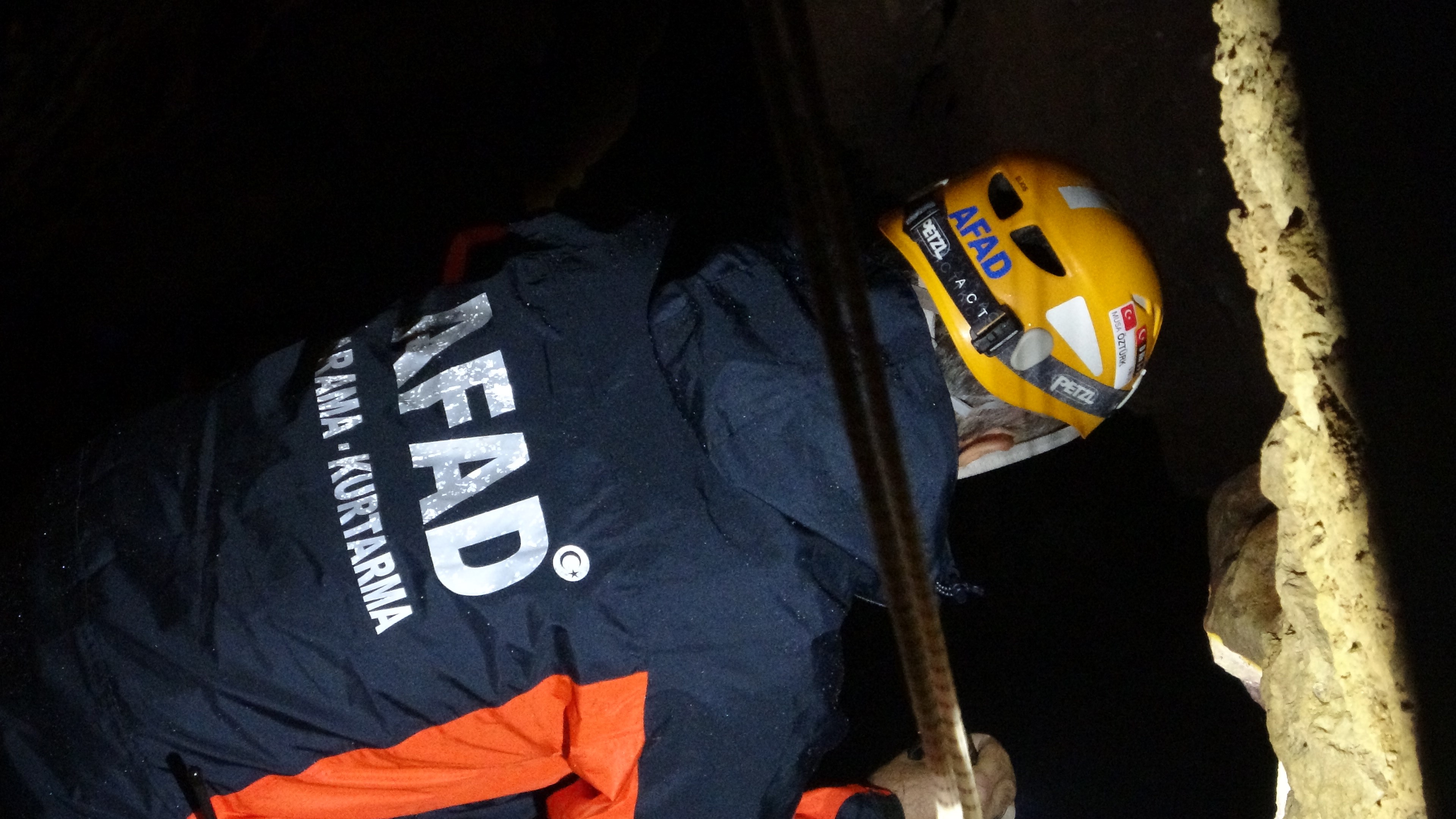 Falezlerde Korku Dolu Anlar Sığındıkları Mağarada Mahsur Kalan 2 Kişi Film Gibi Operasyonla Kurtarıldı (12)