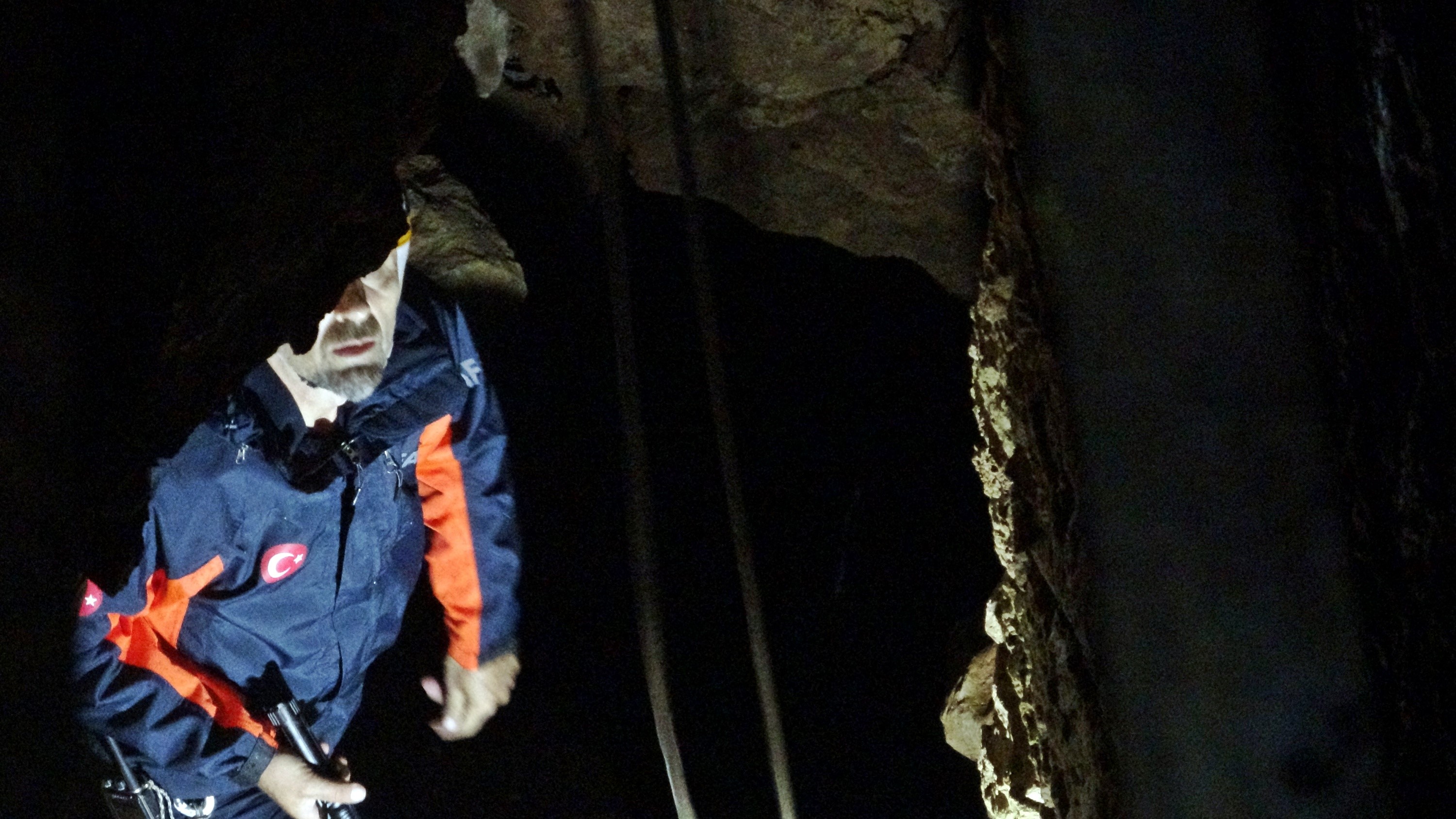 Falezlerde Korku Dolu Anlar Sığındıkları Mağarada Mahsur Kalan 2 Kişi Film Gibi Operasyonla Kurtarıldı (13)