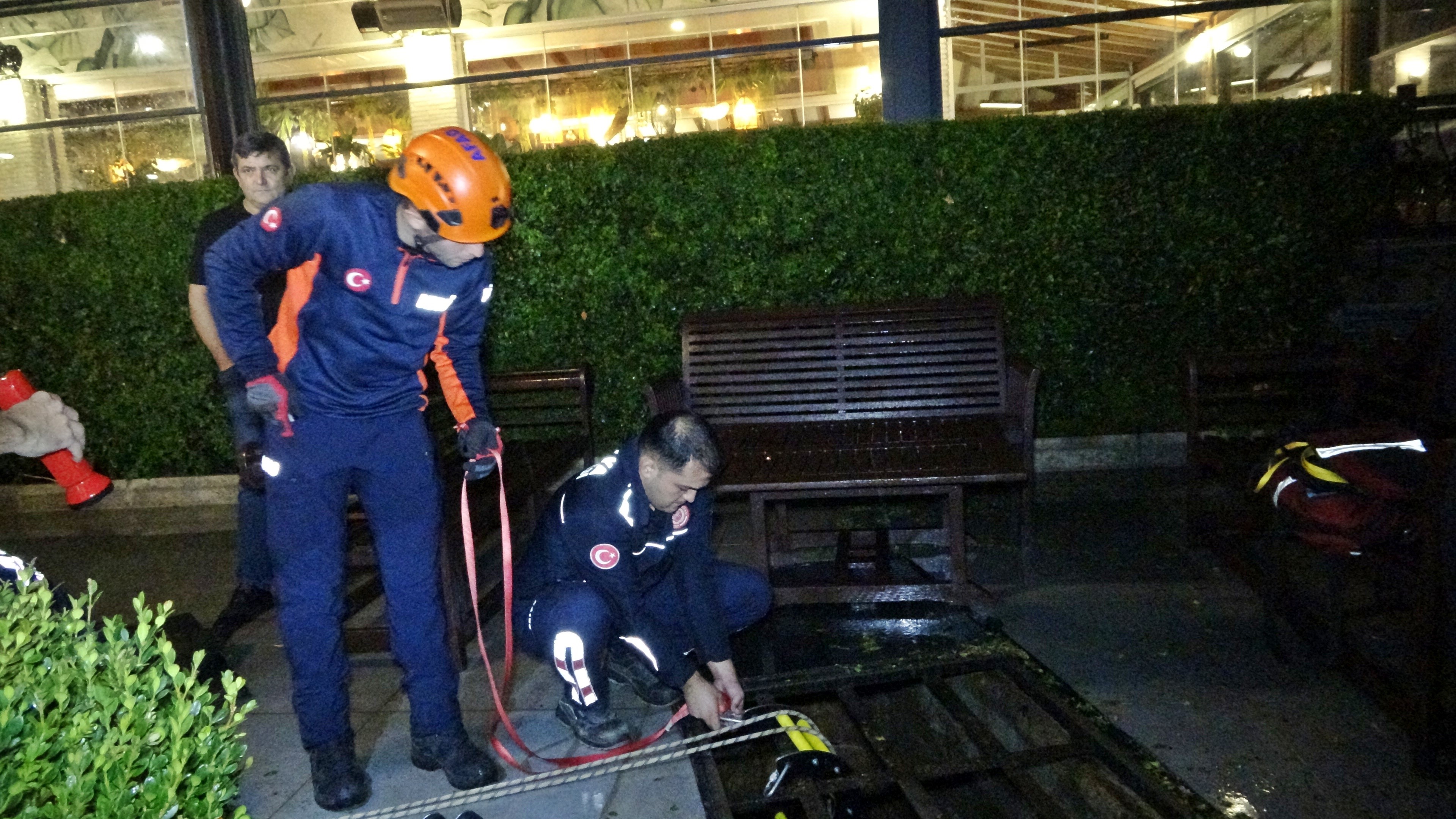 Falezlerde Korku Dolu Anlar Sığındıkları Mağarada Mahsur Kalan 2 Kişi Film Gibi Operasyonla Kurtarıldı (14)