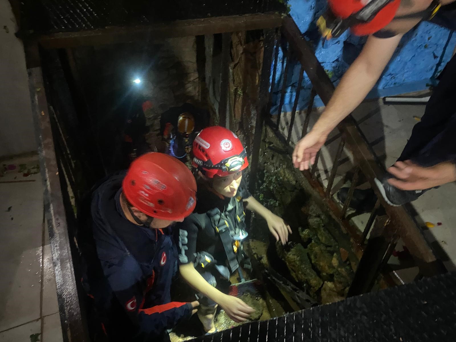 Falezlerde Korku Dolu Anlar Sığındıkları Mağarada Mahsur Kalan 2 Kişi Film Gibi Operasyonla Kurtarıldı (16)