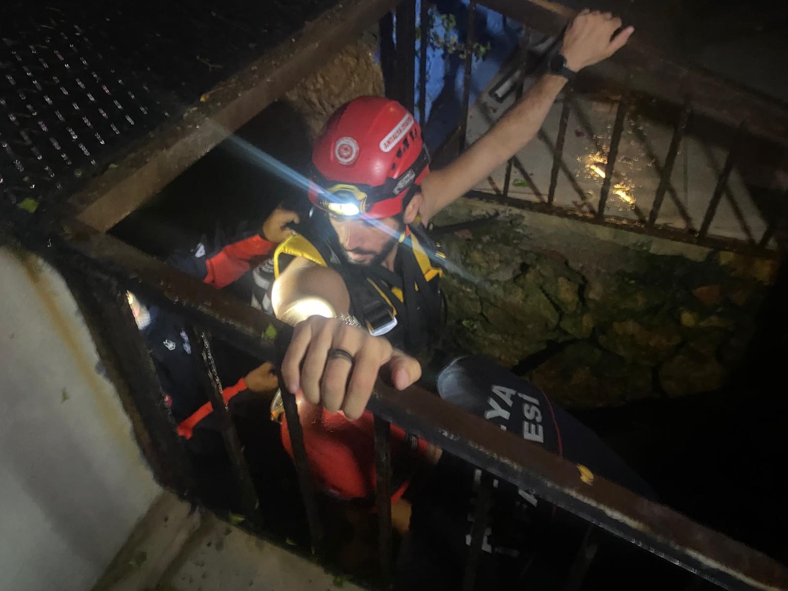 Falezlerde Korku Dolu Anlar Sığındıkları Mağarada Mahsur Kalan 2 Kişi Film Gibi Operasyonla Kurtarıldı (17)