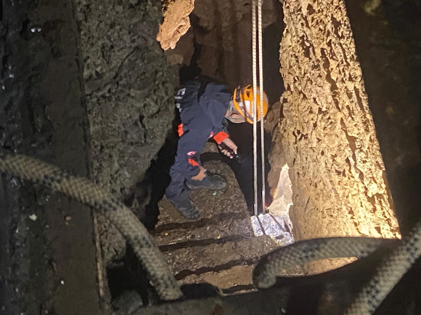 Falezlerde Korku Dolu Anlar Sığındıkları Mağarada Mahsur Kalan 2 Kişi Film Gibi Operasyonla Kurtarıldı (18)