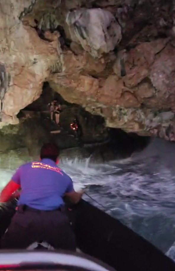 Falezlerde Korku Dolu Anlar Sığındıkları Mağarada Mahsur Kalan 2 Kişi Film Gibi Operasyonla Kurtarıldı (2)