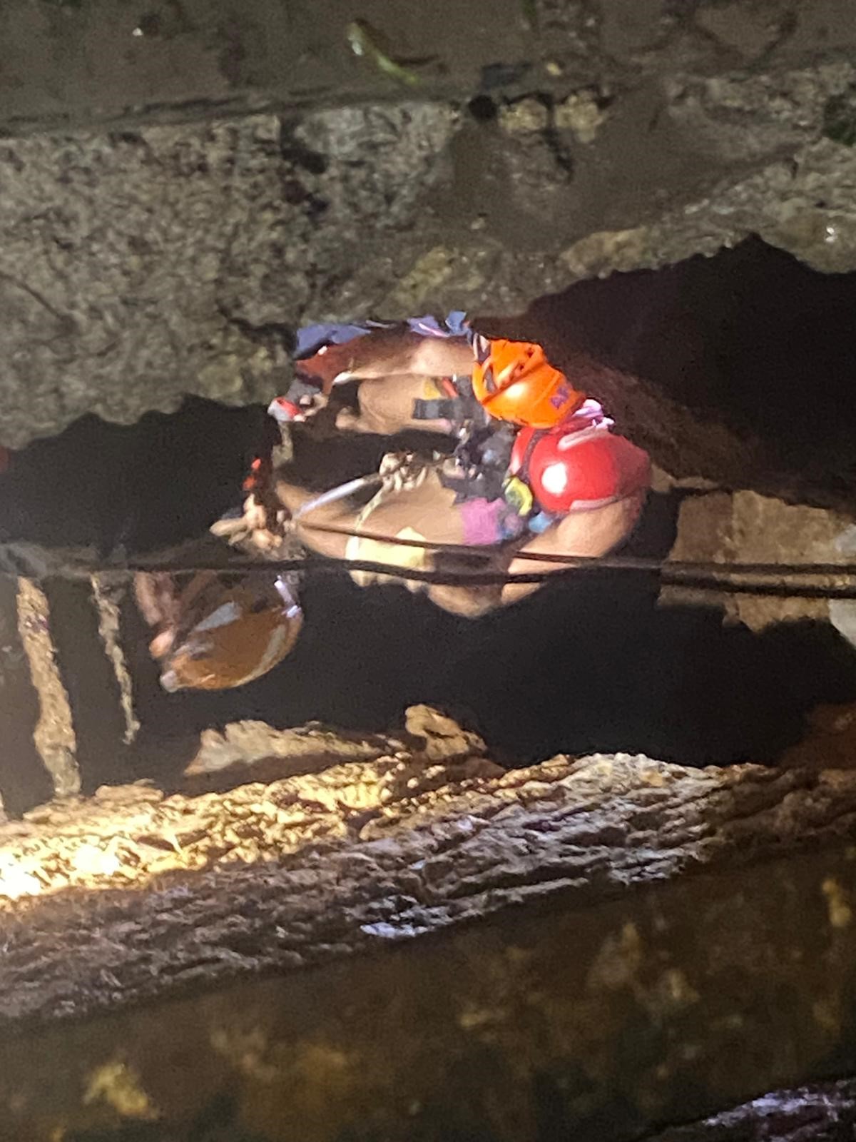 Falezlerde Korku Dolu Anlar Sığındıkları Mağarada Mahsur Kalan 2 Kişi Film Gibi Operasyonla Kurtarıldı (4)