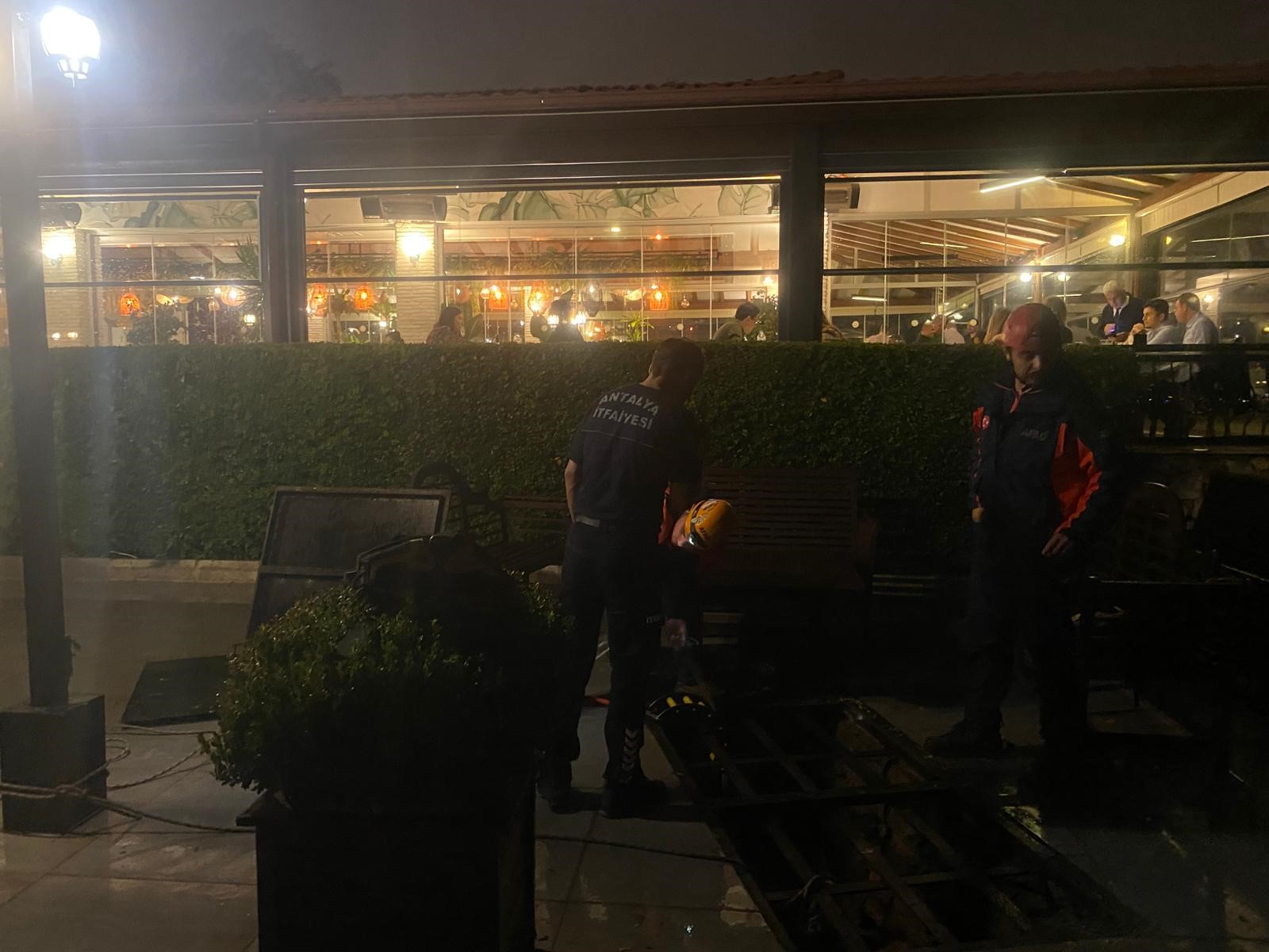 Falezlerde Korku Dolu Anlar Sığındıkları Mağarada Mahsur Kalan 2 Kişi Film Gibi Operasyonla Kurtarıldı (7)