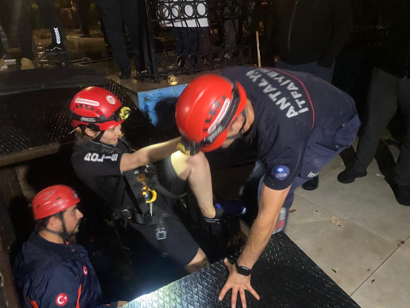 Falezlerde Korku Dolu Anlar Sığındıkları Mağarada Mahsur Kalan 2 Kişi Film Gibi Operasyonla Kurtarıldı (8)