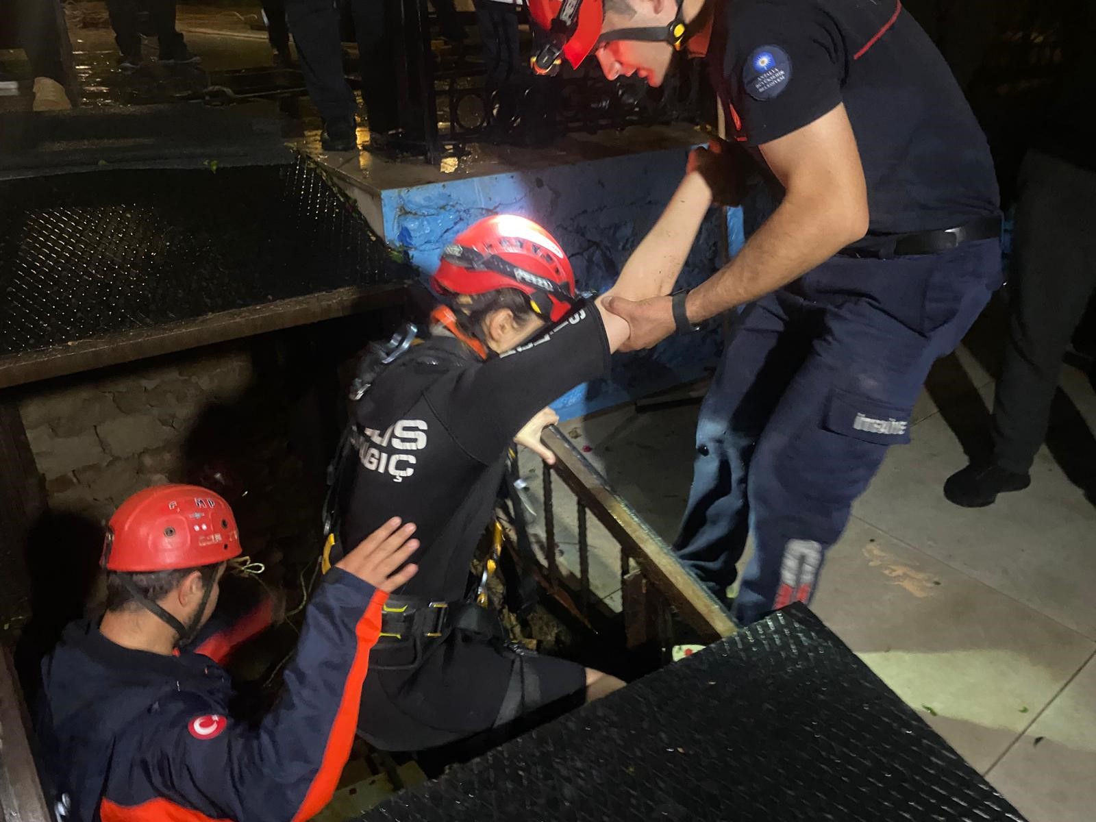 Falezlerde Korku Dolu Anlar Sığındıkları Mağarada Mahsur Kalan 2 Kişi Film Gibi Operasyonla Kurtarıldı (9)