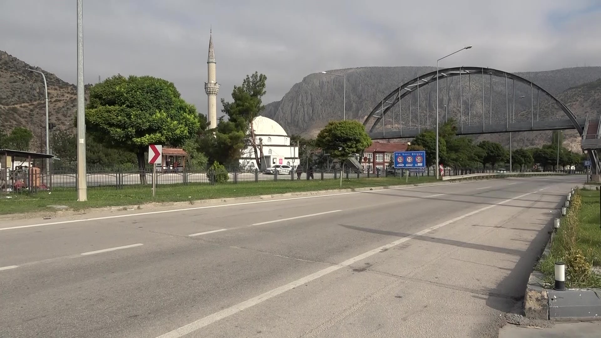 Feci Kaza Mahalleyi Yasa Boğdu İhtiyaç Sahiplerine Destek Olan Gardiyan Emeklisi, Trafiğin Kurbanı Oldu (6)