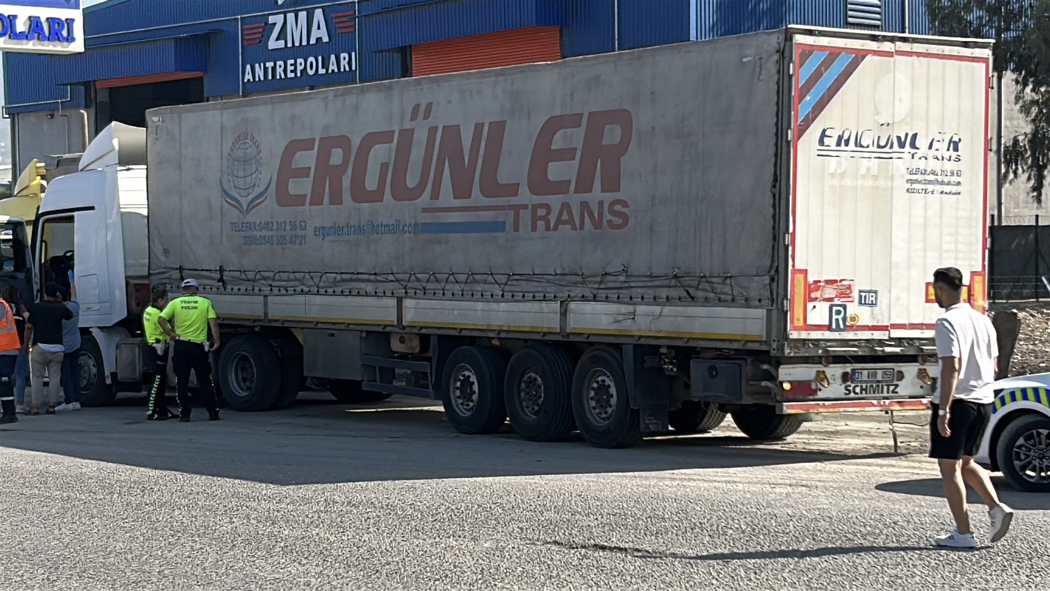 Feci Kaza Motosiklet Tıra Çarptı, Sürücü Öldü (2)