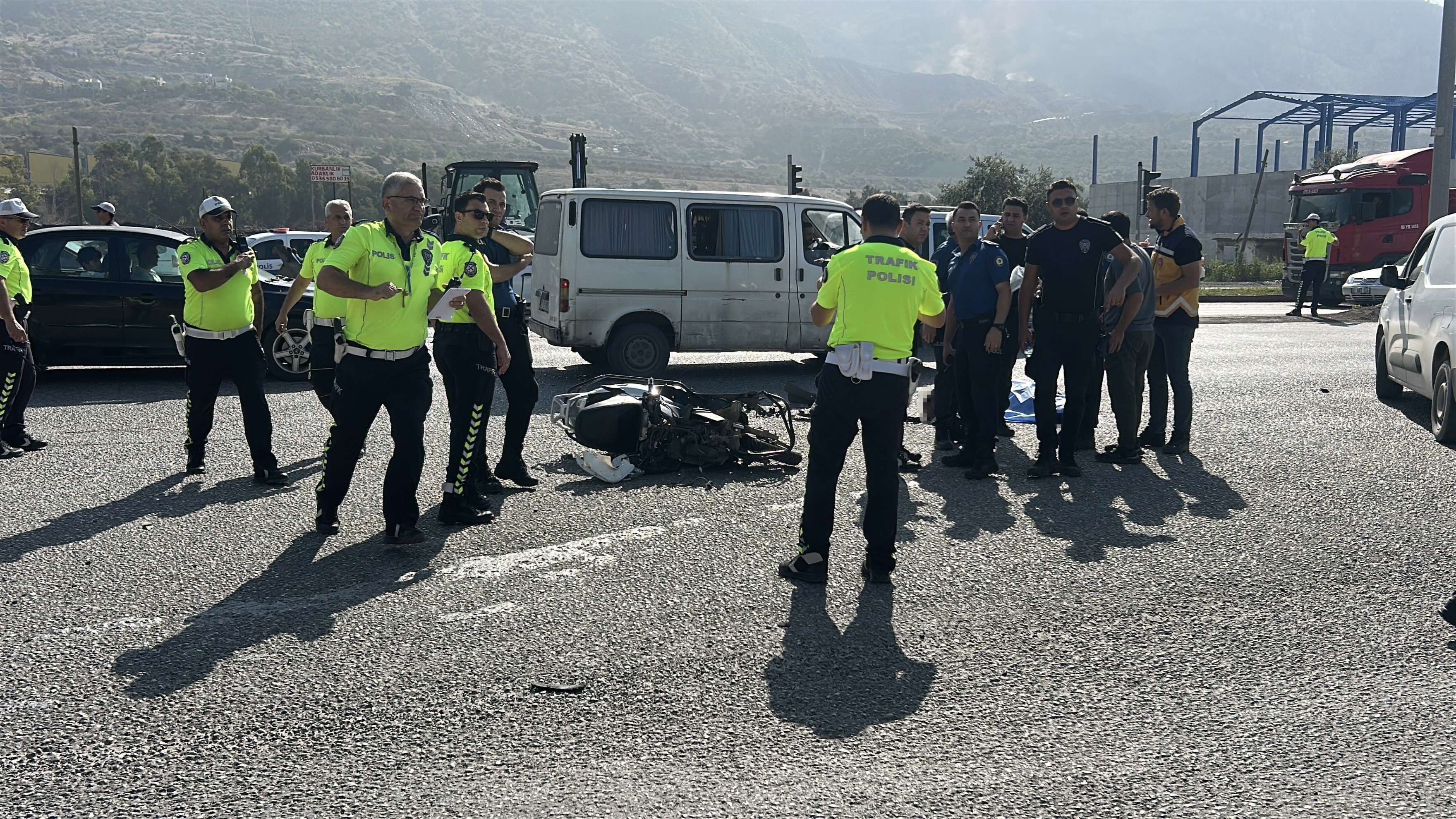 Feci Kaza Motosiklet Tıra Çarptı, Sürücü Öldü (3)
