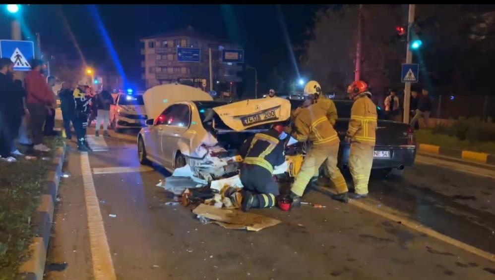 Film Gibi Kaza Kirmizi Isikta Duran Araca Carpti Aractan Inip Kosarak Olay Yerinden Uz (3)