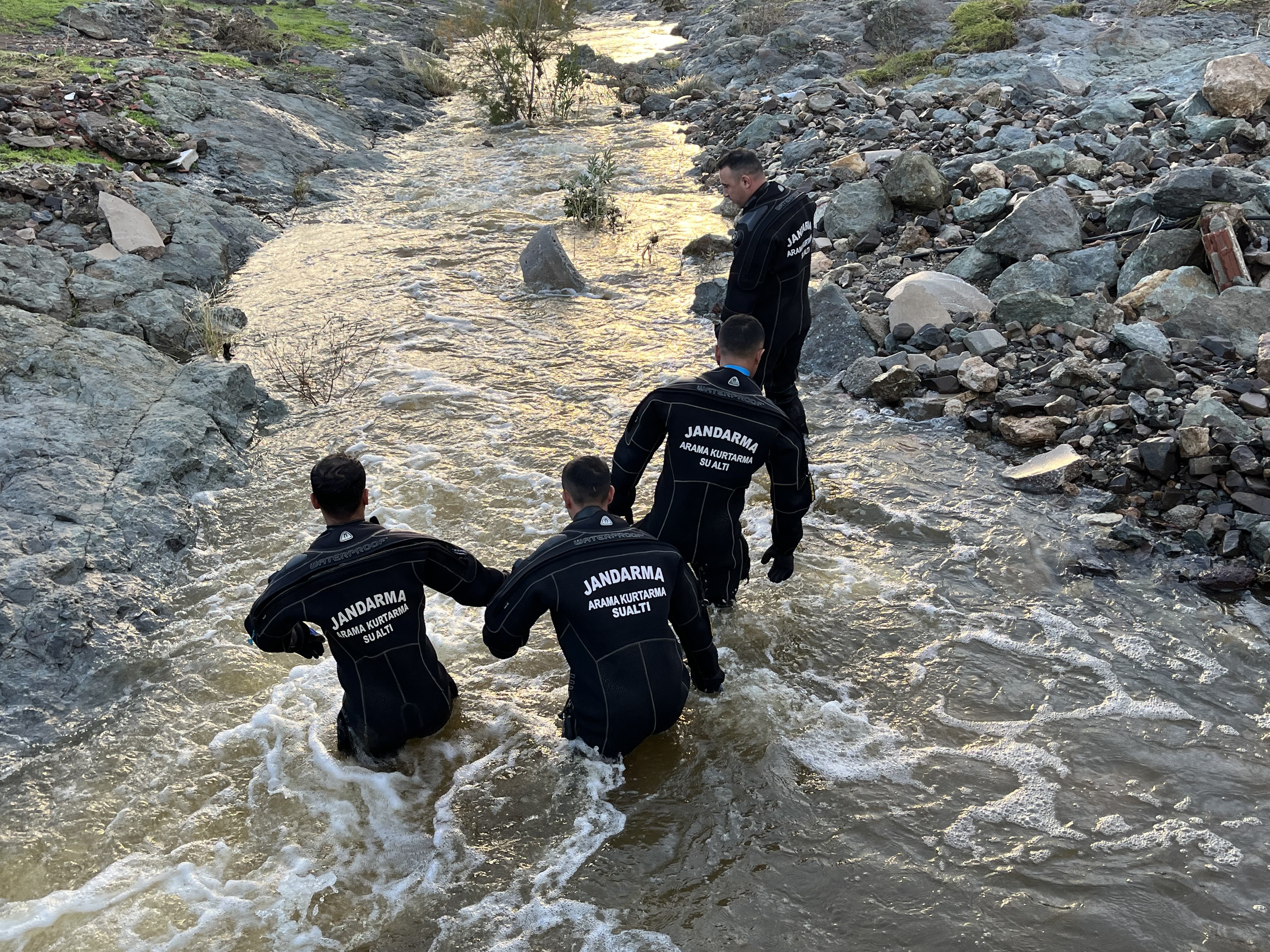 Foça’da Sel Felaketi Kızıyla Telefonda Görüşürken Sel Sularına Kapılan Yaşlı Adam Için Seferberlik (5)