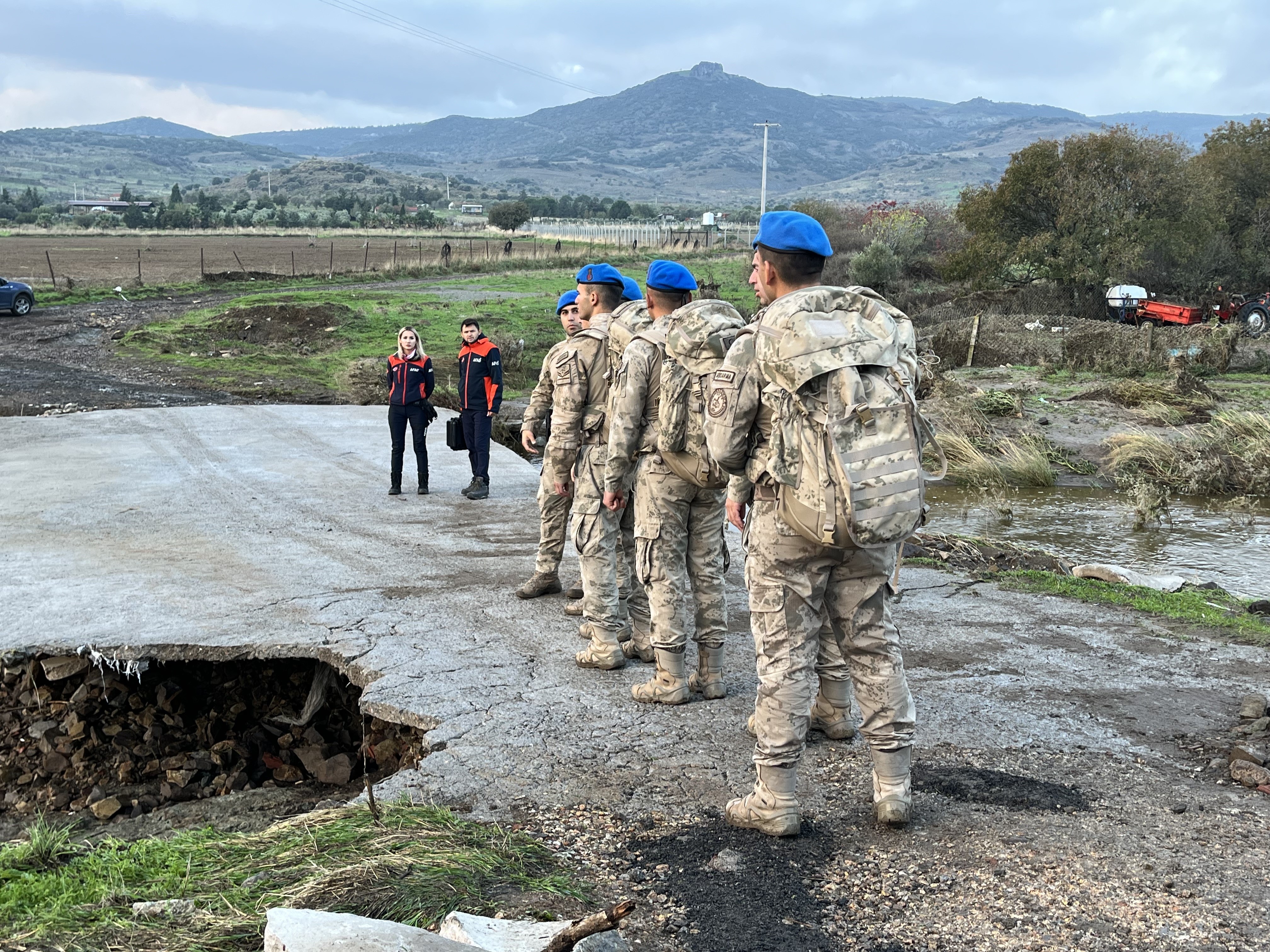 Foça’da Sel Felaketi Kızıyla Telefonda Görüşürken Sel Sularına Kapılan Yaşlı Adam Için Seferberlik (7)