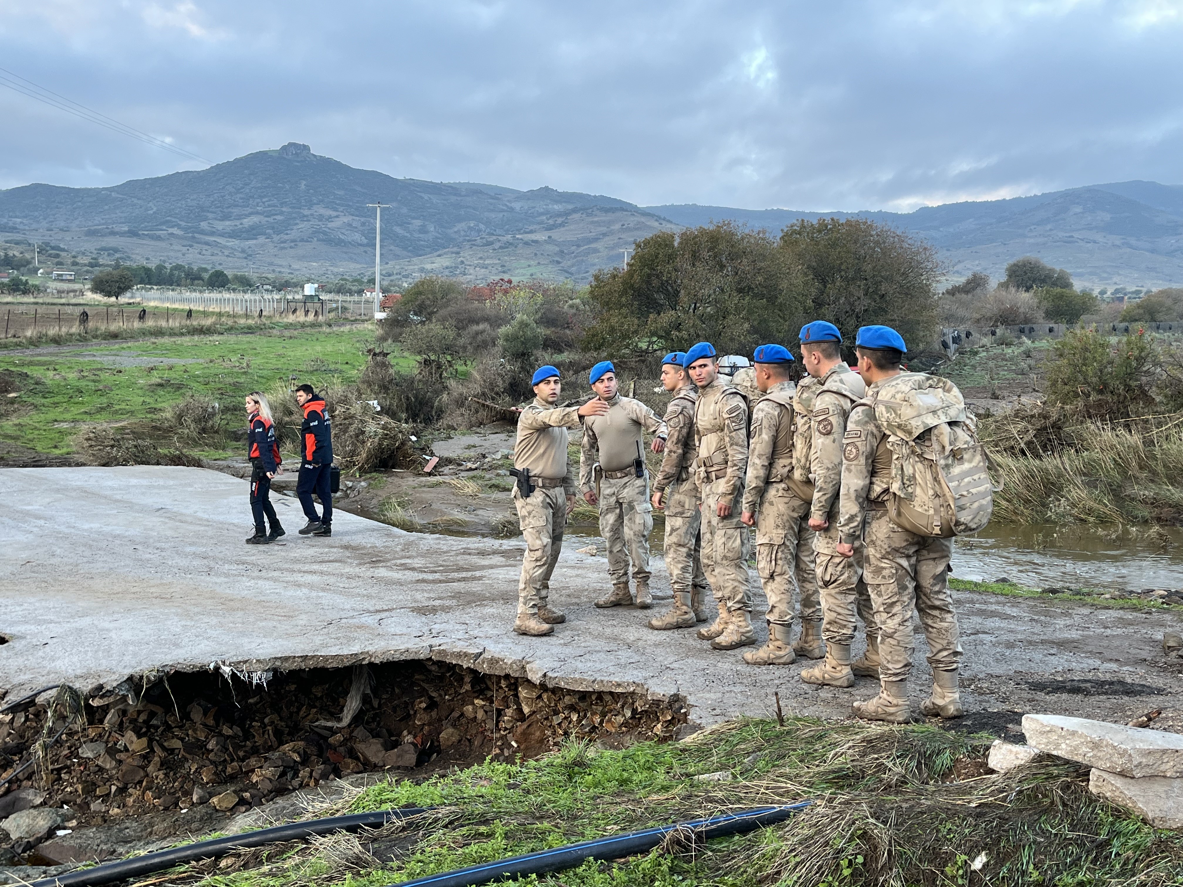Foça’da Sel Felaketi Kızıyla Telefonda Görüşürken Sel Sularına Kapılan Yaşlı Adam Için Seferberlik (8)