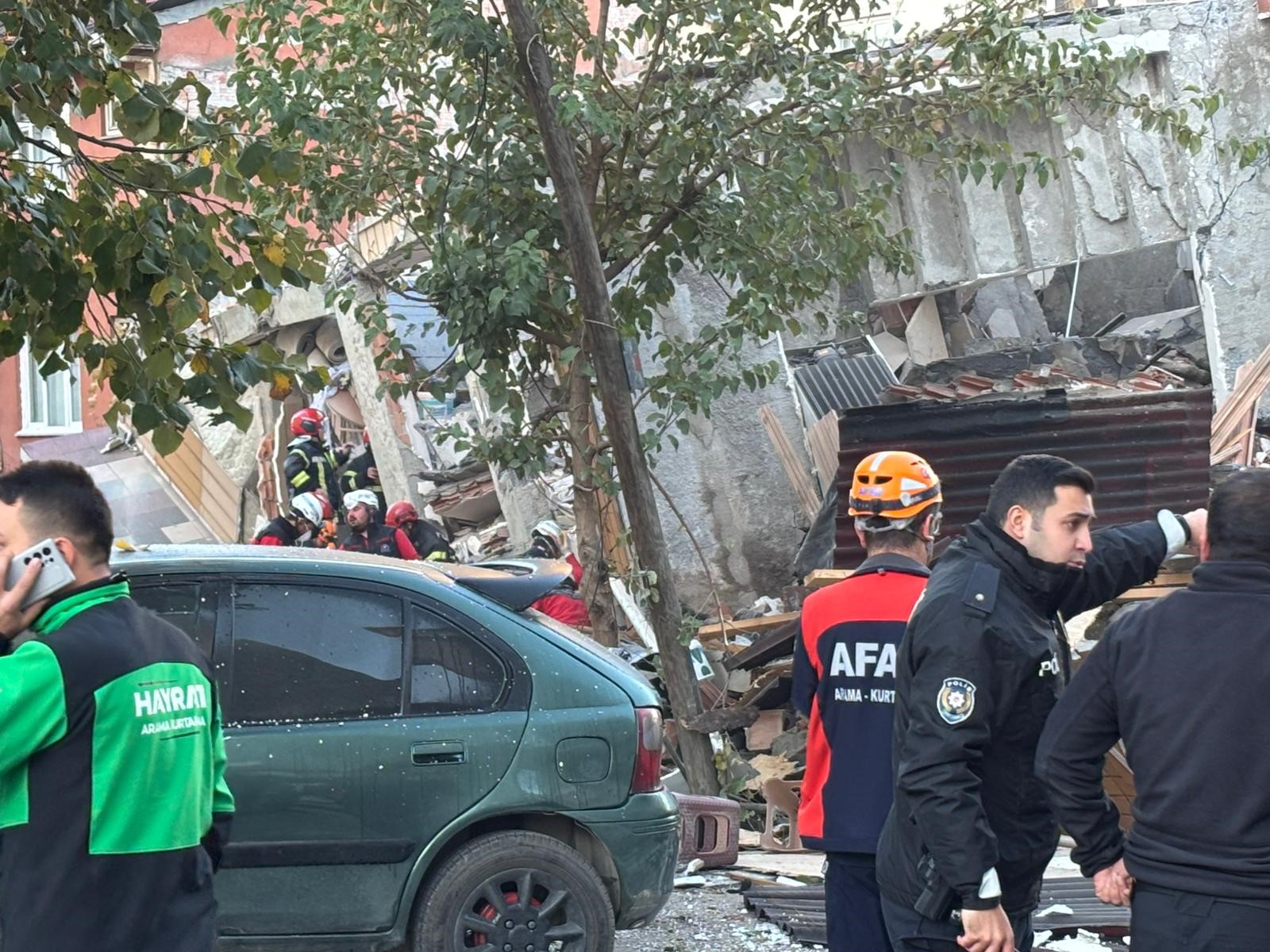 Gebze’de Bina Çöktü Enkaz Altında 7 Kişi Olduğu Tahmin Ediliyor! (2)