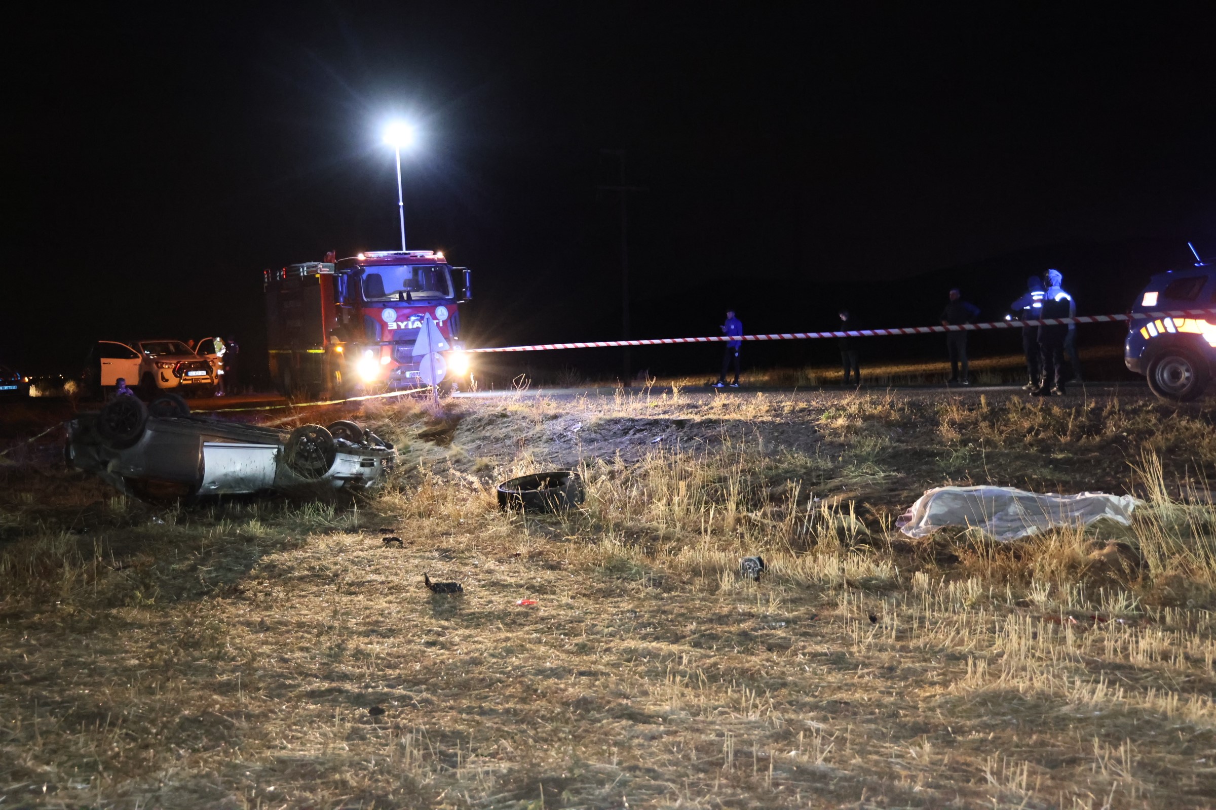 Gece Yarısı Feci Kaza Araç Tarlaya Uçtu, 2 Ölü (8)