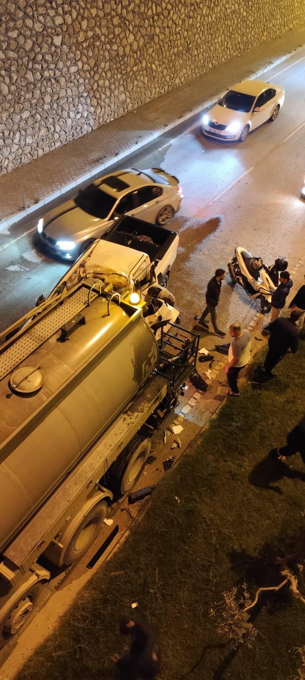 Gece Yarisi Korkunc Kaza 36 Yasindaki Surucu Hayatini Kaybetti Kaza Ani Guvenlik Kamer (2)