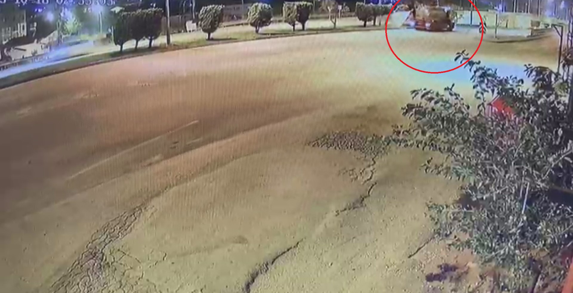 Gece Yarisi Korkunc Kaza 36 Yasindaki Surucu Hayatini Kaybetti Kaza Ani Guvenlik Kamer (3)