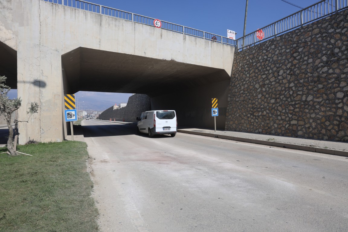 Gece Yarisi Korkunc Kaza 36 Yasindaki Surucu Hayatini Kaybetti Kaza Ani Guvenlik Kamer (4) (Orta)