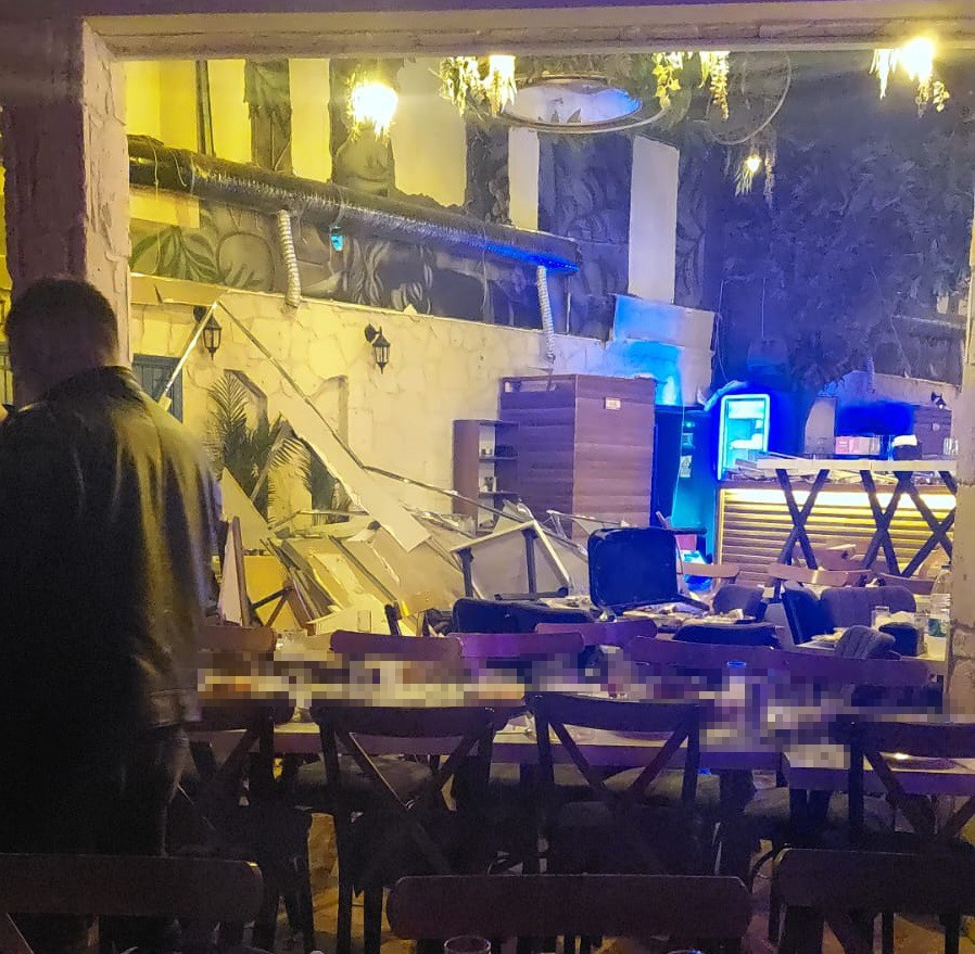 Geceyi Kabusa Çeviren Çöküş Dekor Duvar Müşterilerin Üzerine Devrildi, 6 Yaralı (2)