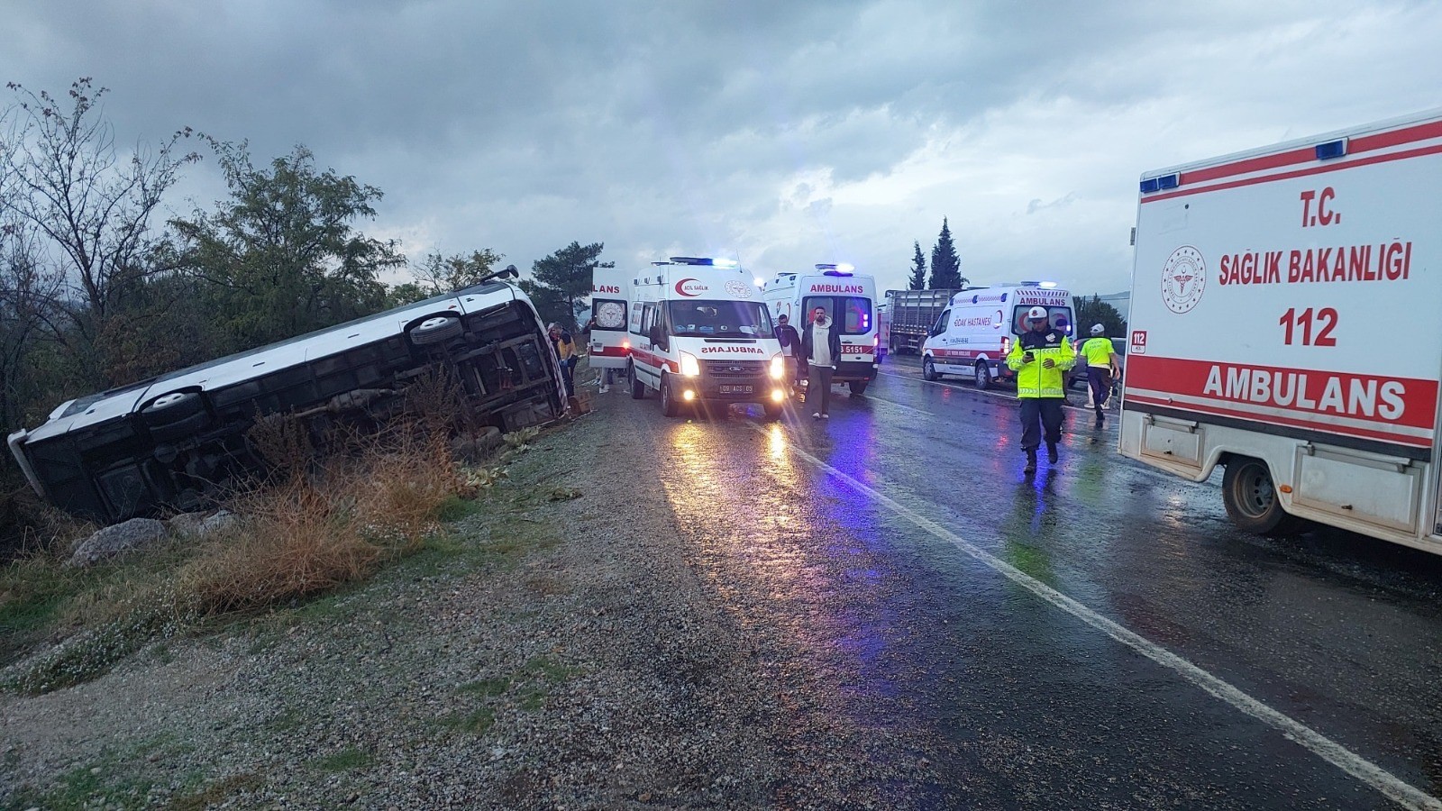 Günübirlik Tur Faciaya Dönüştü Midibüs Şarampole Devrildi; 2 Ölü, 31 Yaralı (4)