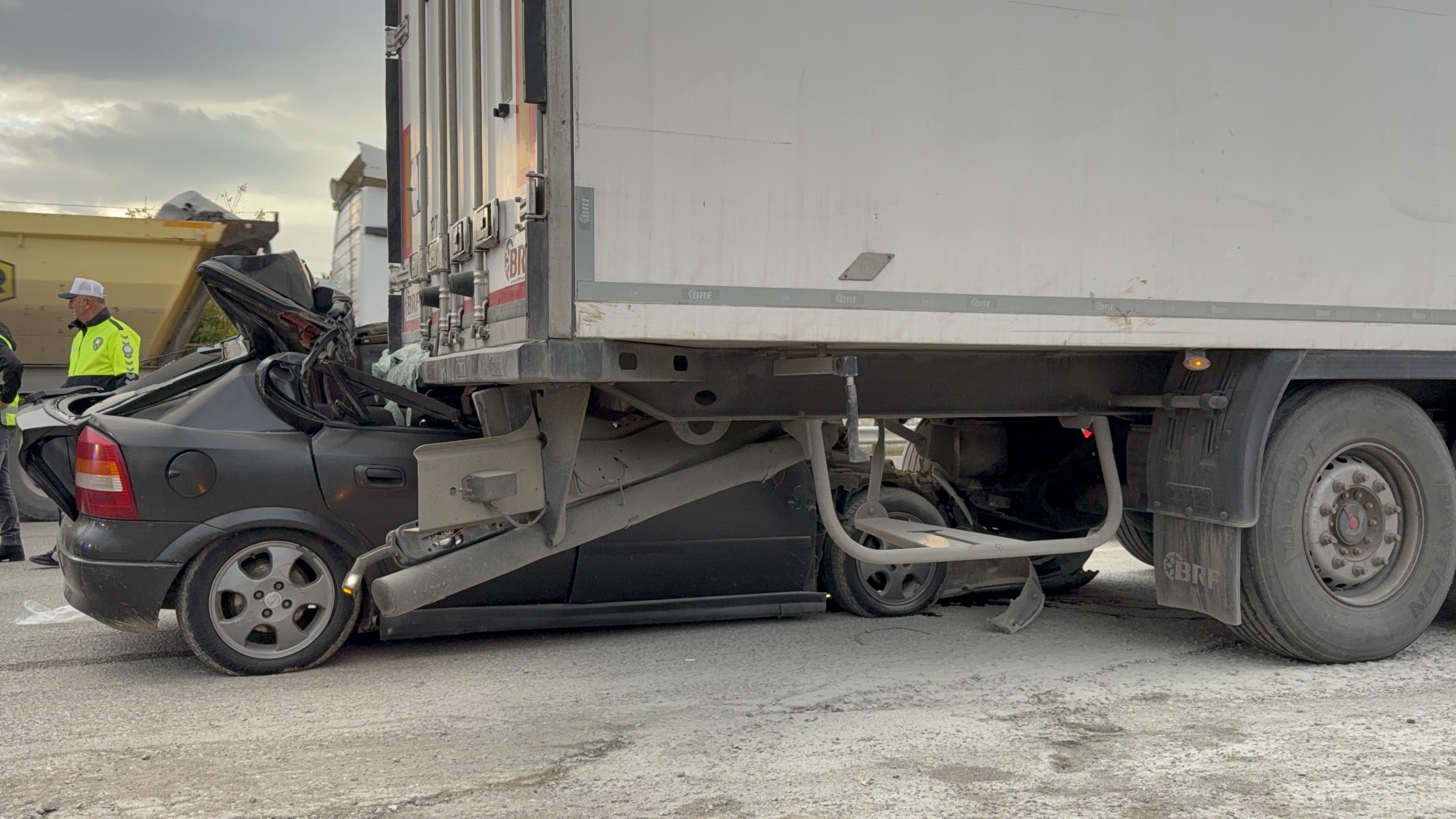Güvenlik Kamerasına Yansıyan Feci Kaza Genç Sürücü Tırın Altında Can Verdi (11)-1
